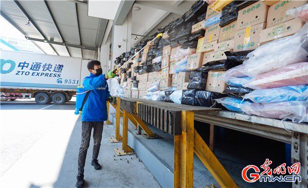 梁宏伟：绿码互认、线上应聘、点对点包车 湖北籍员工正陆续返岗