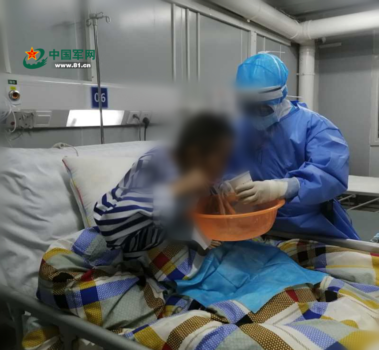 [社会万象]古稀老人点赞火神山医护人员：眼里有光，也有了希望