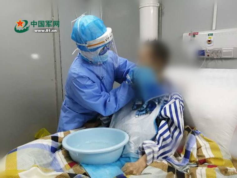 [社会万象]古稀老人点赞火神山医护人员：眼里有光，也有了希望