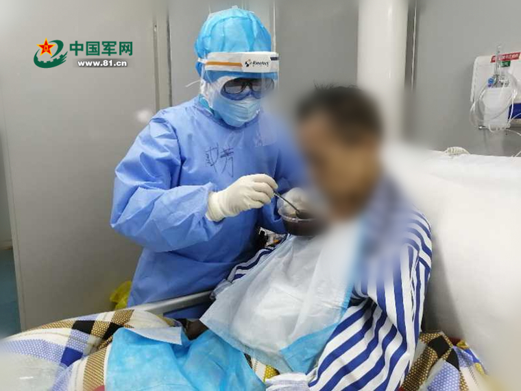 [社会万象]古稀老人点赞火神山医护人员：眼里有光，也有了希望