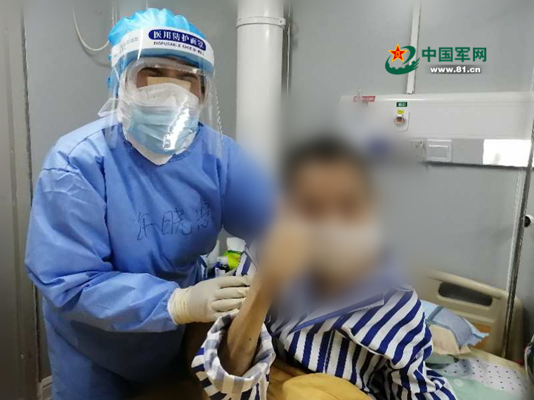 [社会万象]古稀老人点赞火神山医护人员：眼里有光，也有了希望