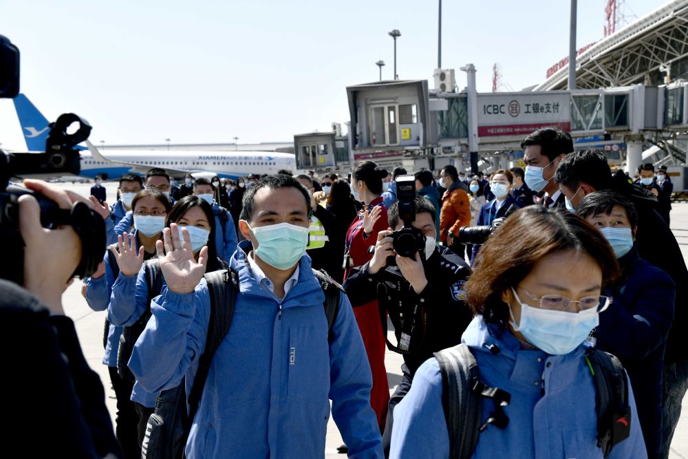 「疫情」＂健康包＂、临时航班、医疗咨询群…身在海外的他们被暖到了