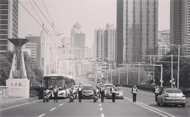 『』世人鸣笛千万，你们听到了吗？