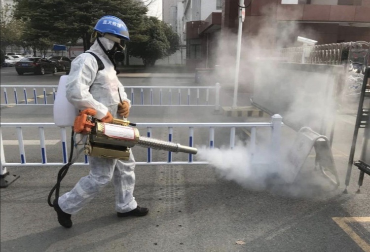 『疫情』战“疫”一线的“蓝盔战士” 不为报酬甘愿冒着生命危险奔忙