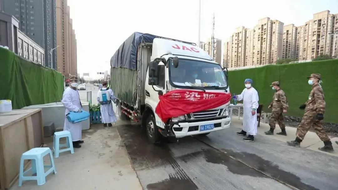 「」今天的“C位”，留给战“疫”中的幕后英雄！