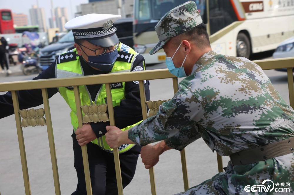 『』铁警护航援鄂医护人员到陕疗养专列