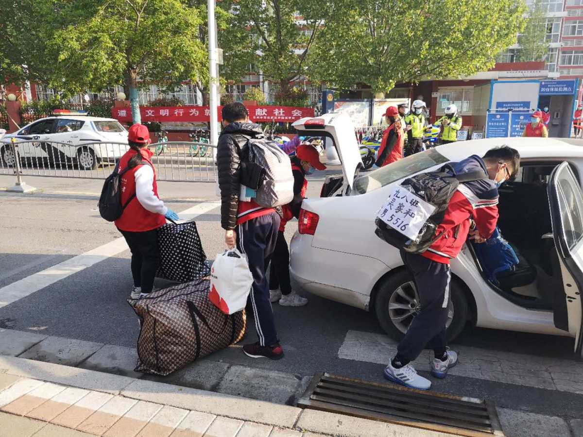 『升学考试』郑州初三学生复学首日丨开放四个校门，错时错峰入学