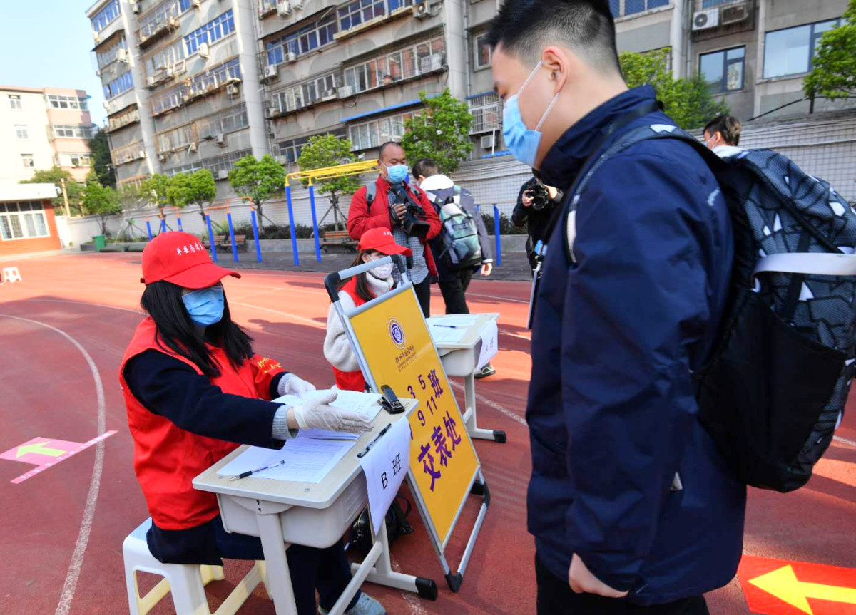 「交通」郑州初三学生复学首日丨上下学尽量不乘坐公共交通工具！郑外发出致九年级家长的一封信