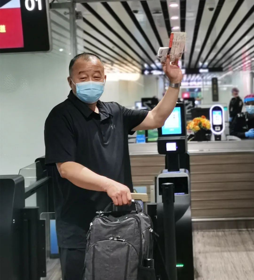 『』隔离刚结束，他们再写请战书！