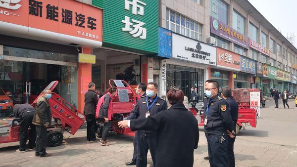 「电动汽车」电动车“店外店”惹人烦，看济源城管如何规范占道解民忧