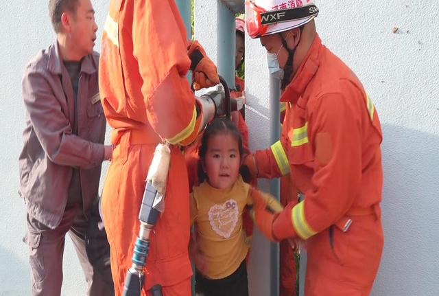 [消防员]开封5岁女童头部被卡装饰墙缝中 消防员巧解救