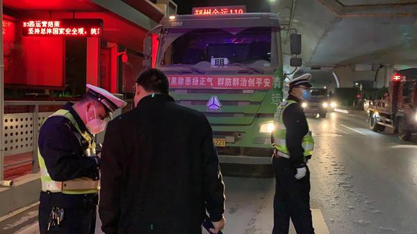 「渣土车」疯狂！一晚上6个小时中，郑州有11家清运公司的81辆渣土车闯禁行被拍