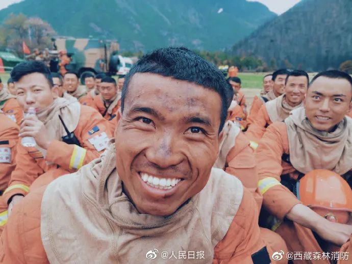 []这才是最美烟熏妆！