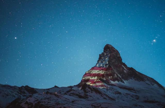 国际社会：冲上热搜！瑞士阿尔卑斯名峰投影五星红旗，网友：爱无国界