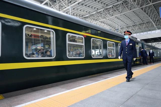 []列车长还能帮忙找工作？这趟列车不一般！