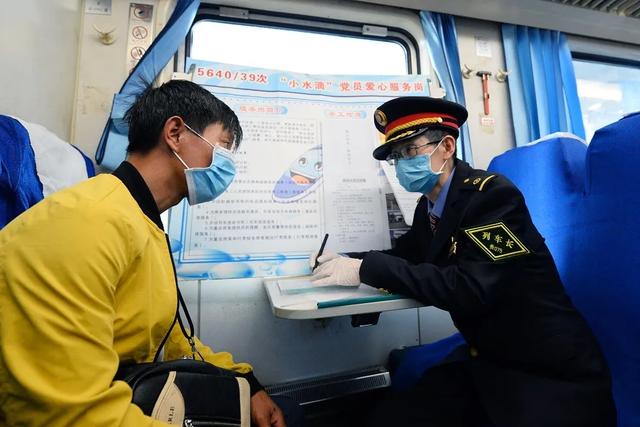 []列车长还能帮忙找工作？这趟列车不一般！