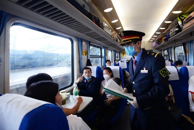 []列车长还能帮忙找工作？这趟列车不一般！