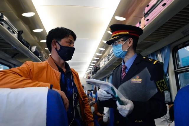 []列车长还能帮忙找工作？这趟列车不一般！