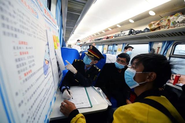 []列车长还能帮忙找工作？这趟列车不一般！