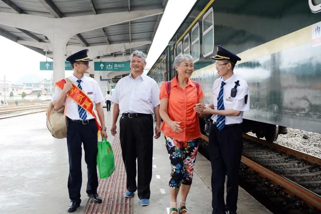 []列车长还能帮忙找工作？这趟列车不一般！