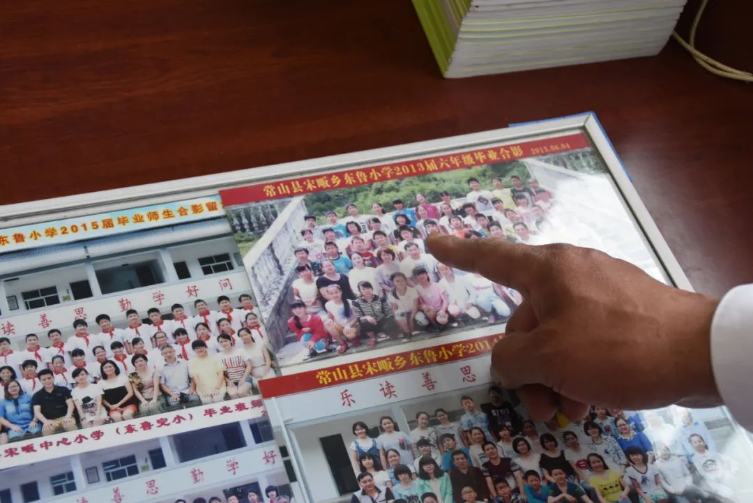 ：58岁的他会骑电瓶车，却每天背着粉色小书包步行30公里……