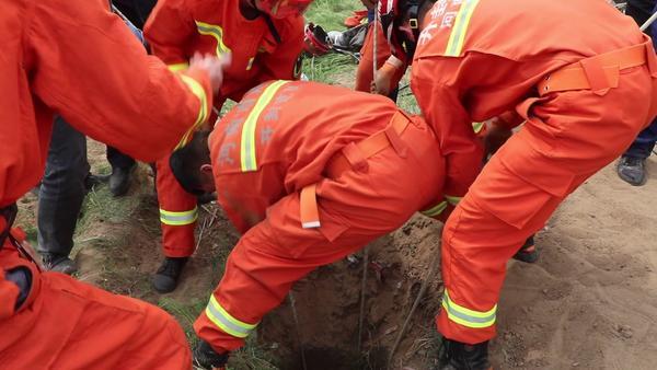 「消防员」8岁男童陷15米深井，3名消防员8次倒挂下井施救