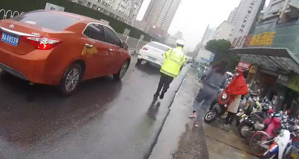 郑州两岁孩子误食除蟑药母亲崩溃大哭,生死时