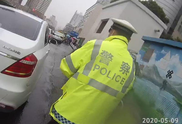 郑州两岁孩子误食除蟑药母亲崩溃大哭,生死时