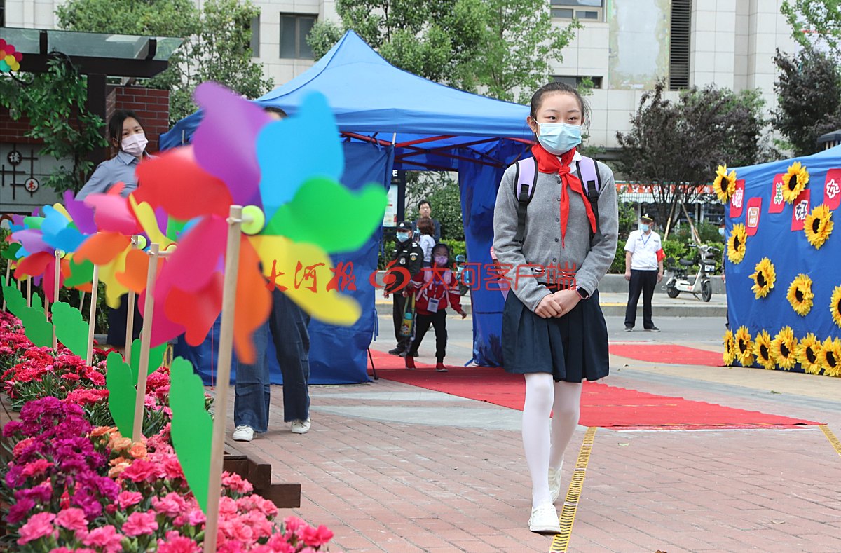 郑州小学复学首日 郑州市小学生返校复学 沿指示线分通道入校 手机大河网