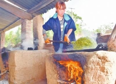 小麦追忆过去的美食记忆！孟津县老手艺人将青麦子变身成碾馔