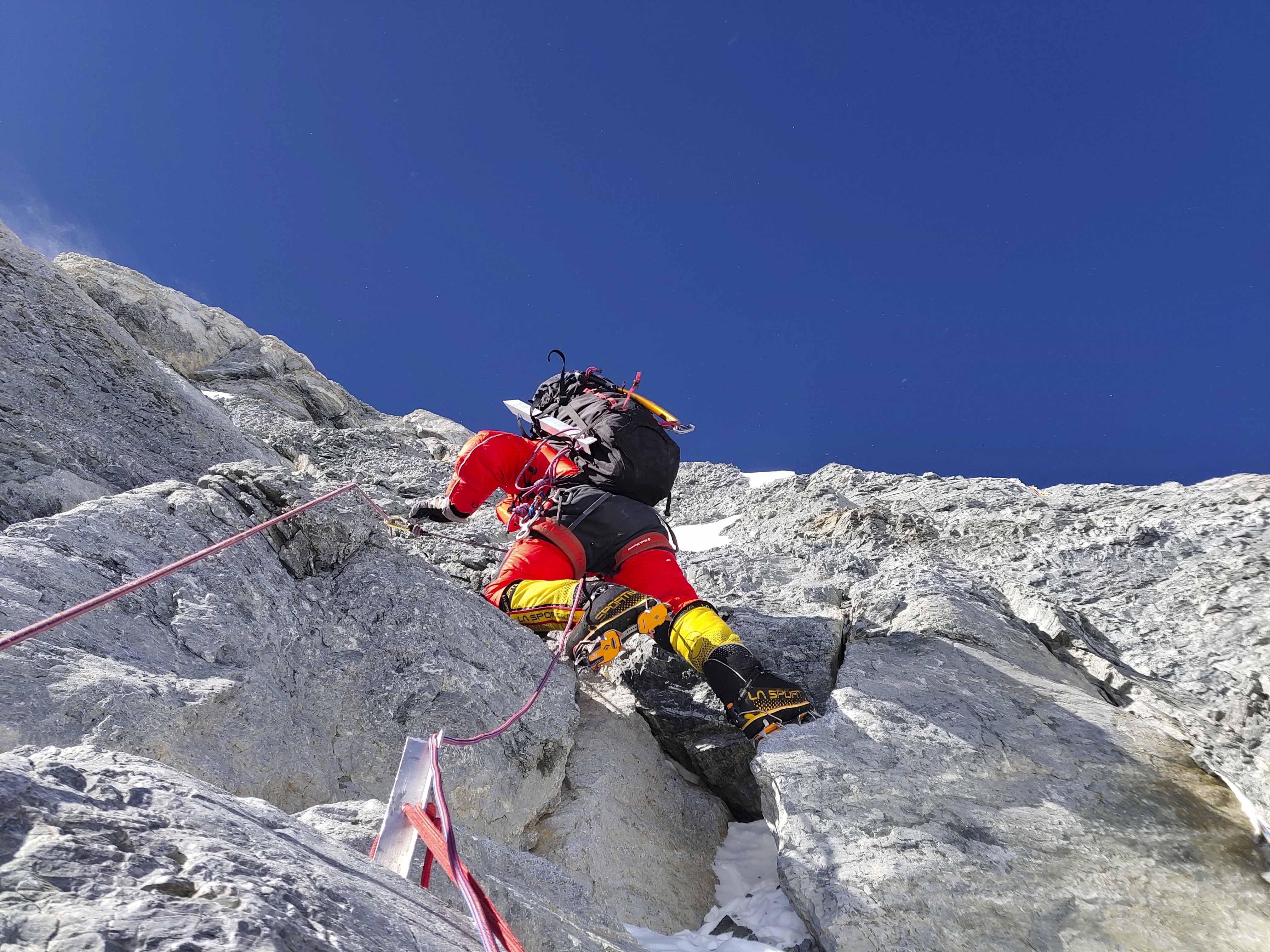 计划27日凌晨攻顶！测量登山队挺进海拔8300米