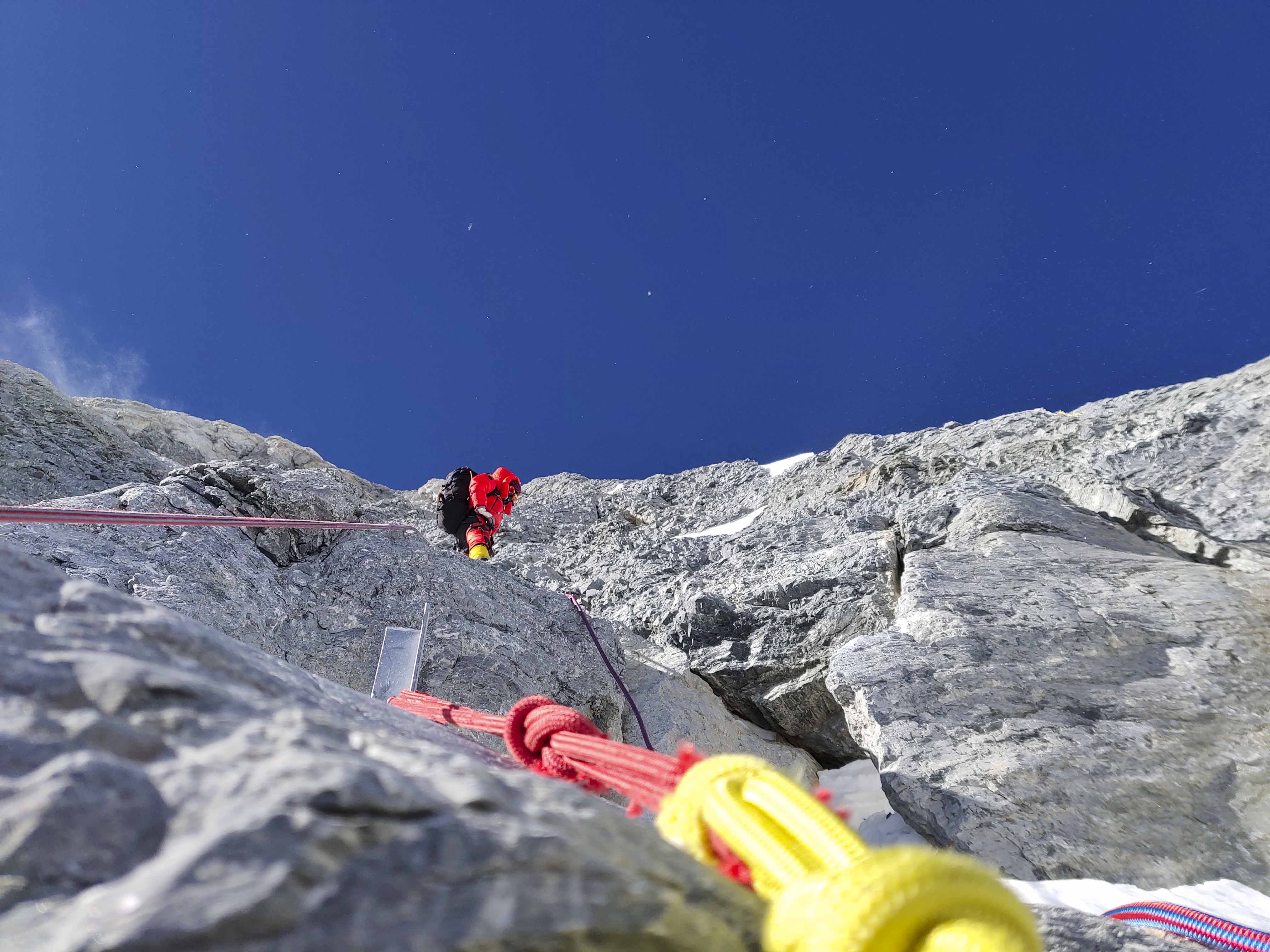 计划27日凌晨攻顶！测量登山队挺进海拔8300米