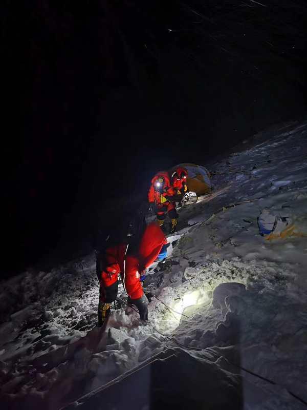 高程测量今晨2:10，珠峰高程测量登山队开始冲顶！