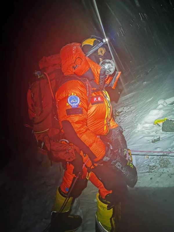 高程测量今晨2:10，珠峰高程测量登山队开始冲顶！