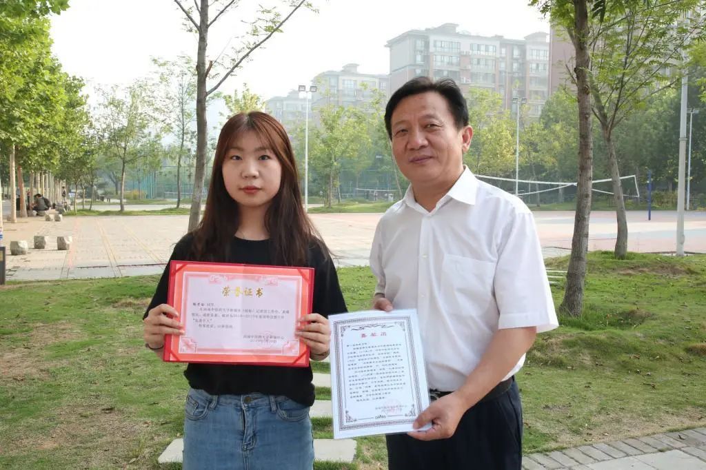 真赞，省十佳校媒！