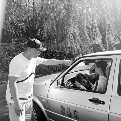 致敬高温下最热职业｜驾校教练胳膊已经被晒得黑白分明