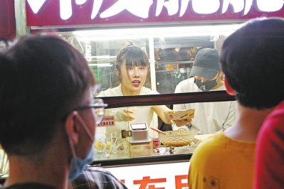 “夜经济”点亮千年古街，地摊生意火爆，久违的烟火气回来了