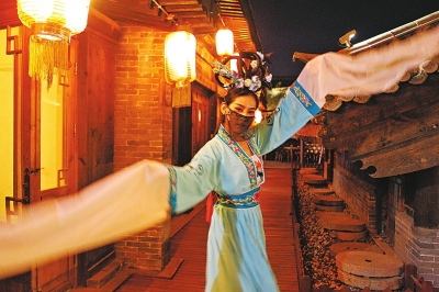 “夜经济”点亮千年古街，地摊生意火爆，久违的烟火气回来了