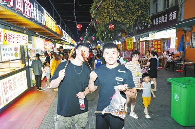 小吃夜游记 | 探访商丘市步行街夜市：喧闹的夜市激起市民乐享生活的节奏