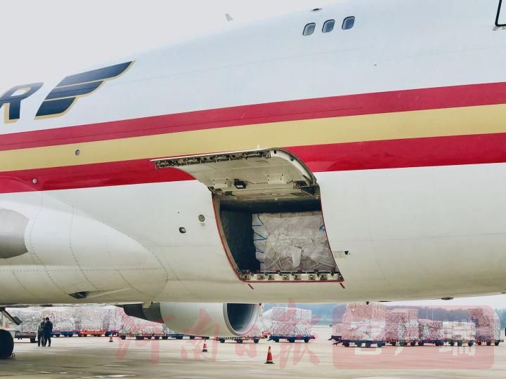 互联网电商“郑州—洛杉矶”跨境电商全货运航线首飞 “空网联动”织就丝路新通道