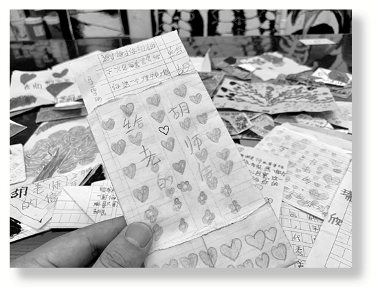 爱心包裹一大袋油香馍馍和60封“表白信” 大学老师收神秘包裹