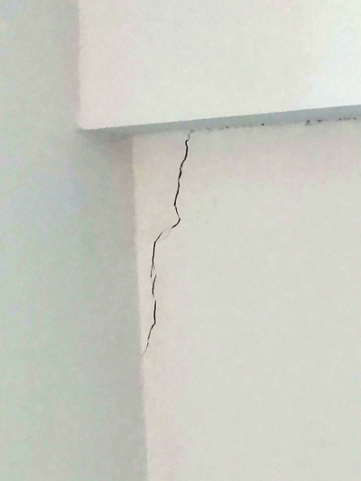 轻纺城交房一年就遇到“墙裂”的麻烦 郑州锦艺国际轻纺城多名业主遇到了墙体裂缝