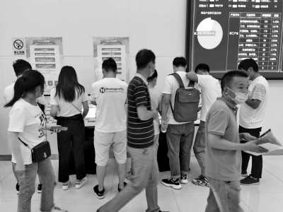 招聘专员疫情后河南人才市场首场线下招聘会，智能化招聘大厅可实现企业与员工一键直达