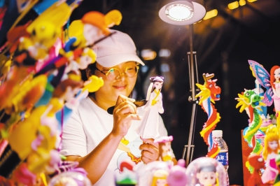 郑州生活夜经济下的“郑州范儿” 夜间文创市集成孩子“课堂” 农贸市场化身“深夜食堂”