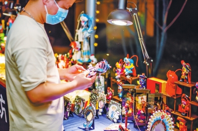 郑州生活夜经济下的“郑州范儿” 夜间文创市集成孩子“课堂” 农贸市场化身“深夜食堂”