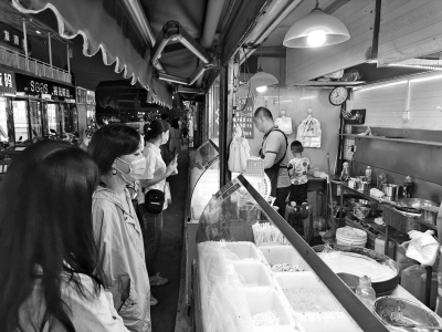 大学夜游记｜新乡市东区一条斜街串起了3所大学 店主都是大学文凭