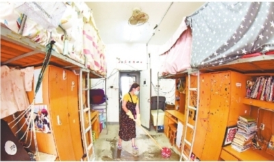 保洁员高校老师“客串”保洁员 清洁寝室助力毕业生温暖“回家”