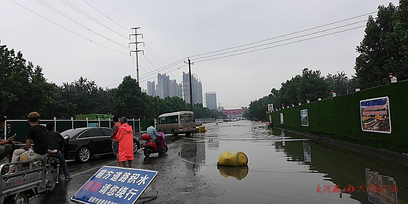 洛阳地铁洛阳这段路一下雨就看海、深度超半米，回应：地铁施工致管道不畅