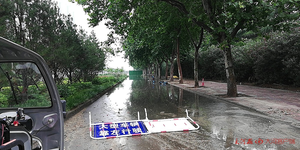 洛阳地铁洛阳这段路一下雨就看海、深度超半米，回应：地铁施工致管道不畅