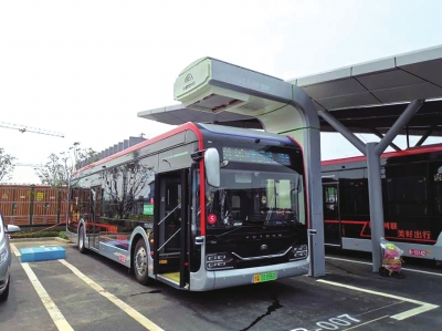 智能公交自动驾驶公交郑东新区开跑 该线路是我国首个实现自动驾驶商业应用验证的智能公交线路